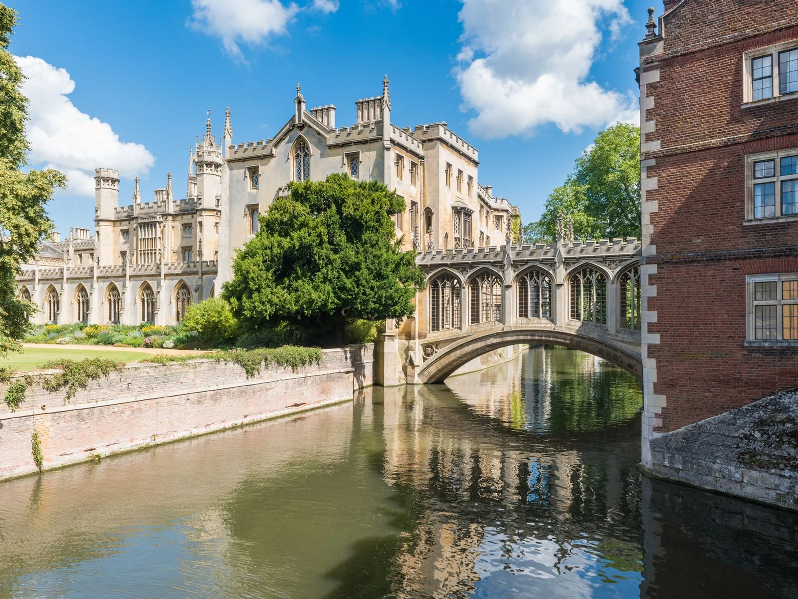 Zabytkowa architektura Cambridge — St John's College i Bridge of Sighs nad rzeką Cam